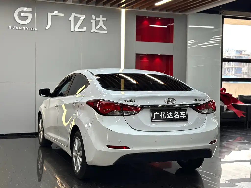 Hyundai Elantra 2017 — фото 11