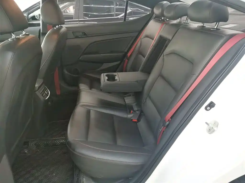 Hyundai Elantra 2019 — фото 13