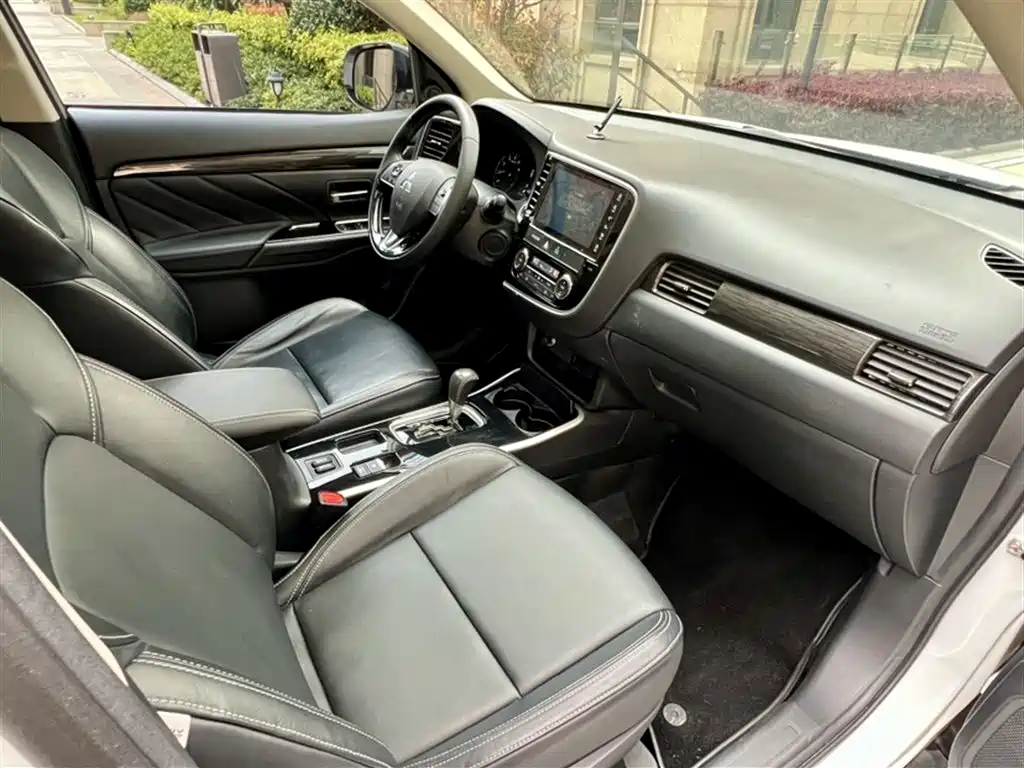 Mitsubishi Outlander 2021 — фото 21
