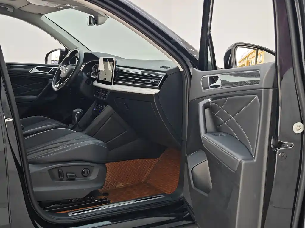 Volkswagen Tiguan L 2023 — фото 14