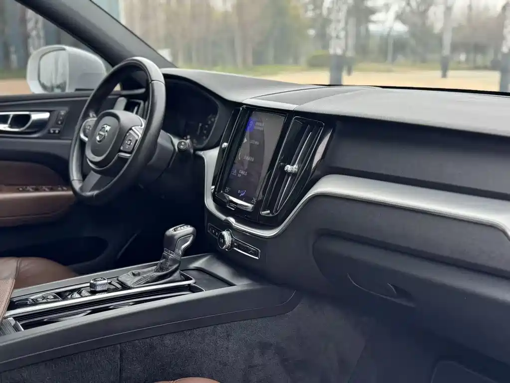 Volvo XC60 2021 — фото 16