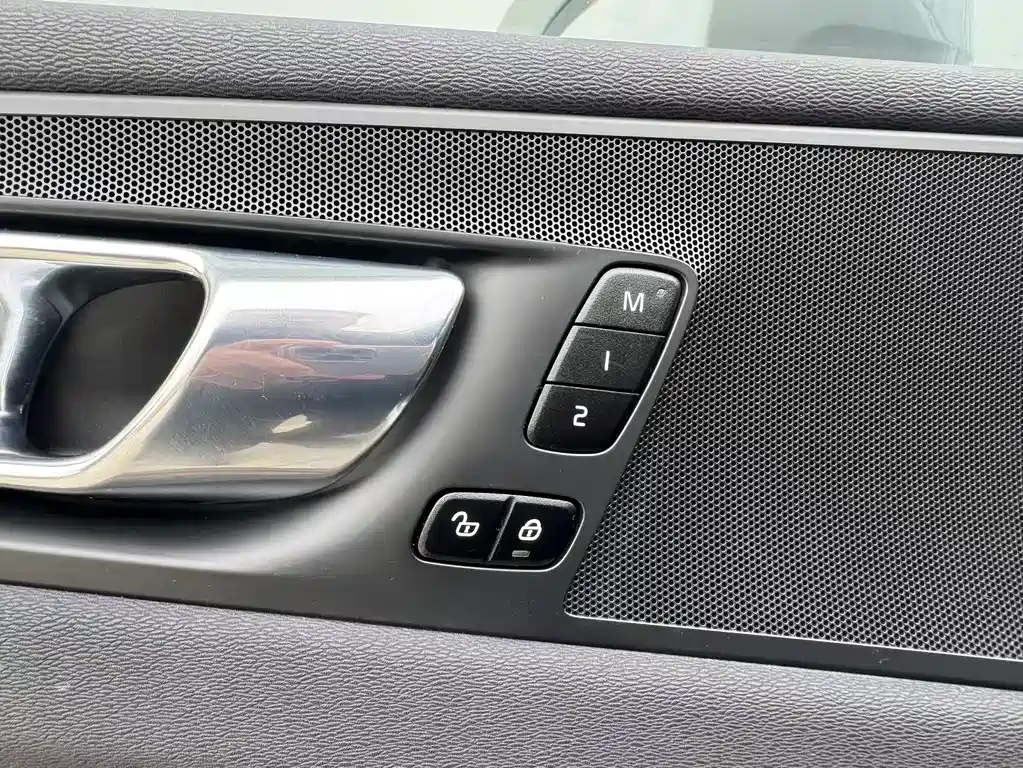 Volvo XC60 2021 — фото 31