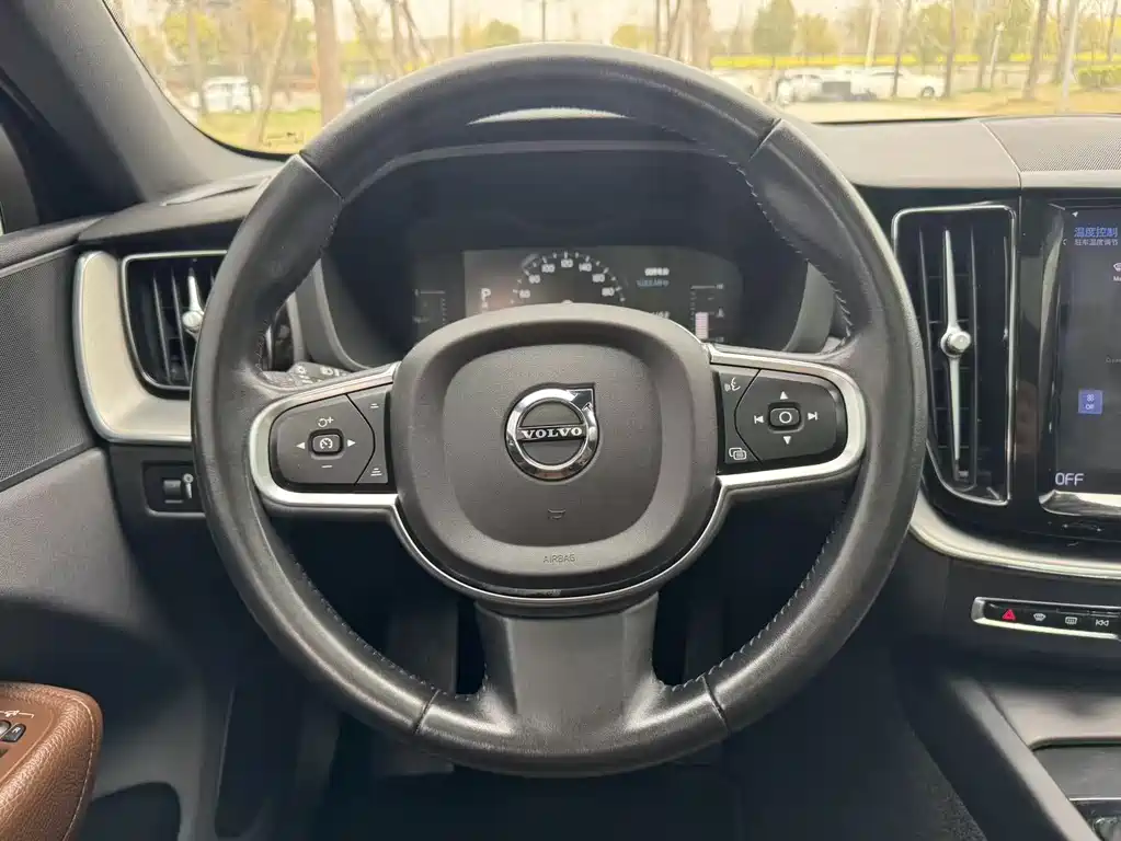 Volvo XC60 2021 — фото 41