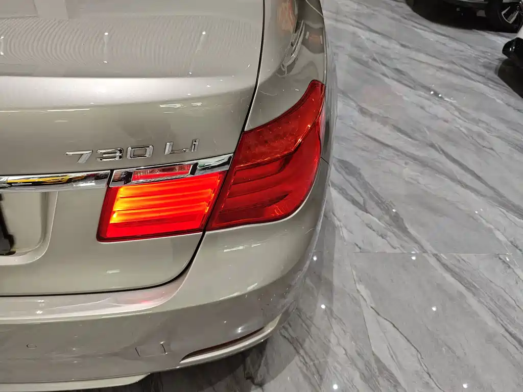 BMW 7 Series 2010 — фото 10