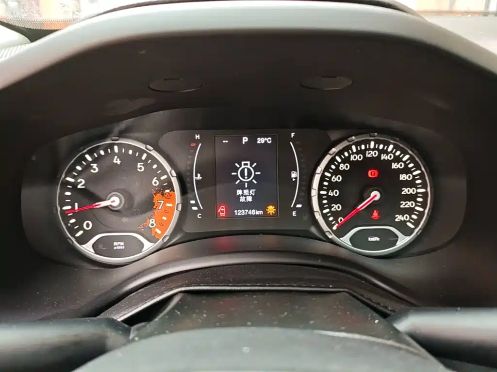 Jeep Renegade 2018 — фото 12