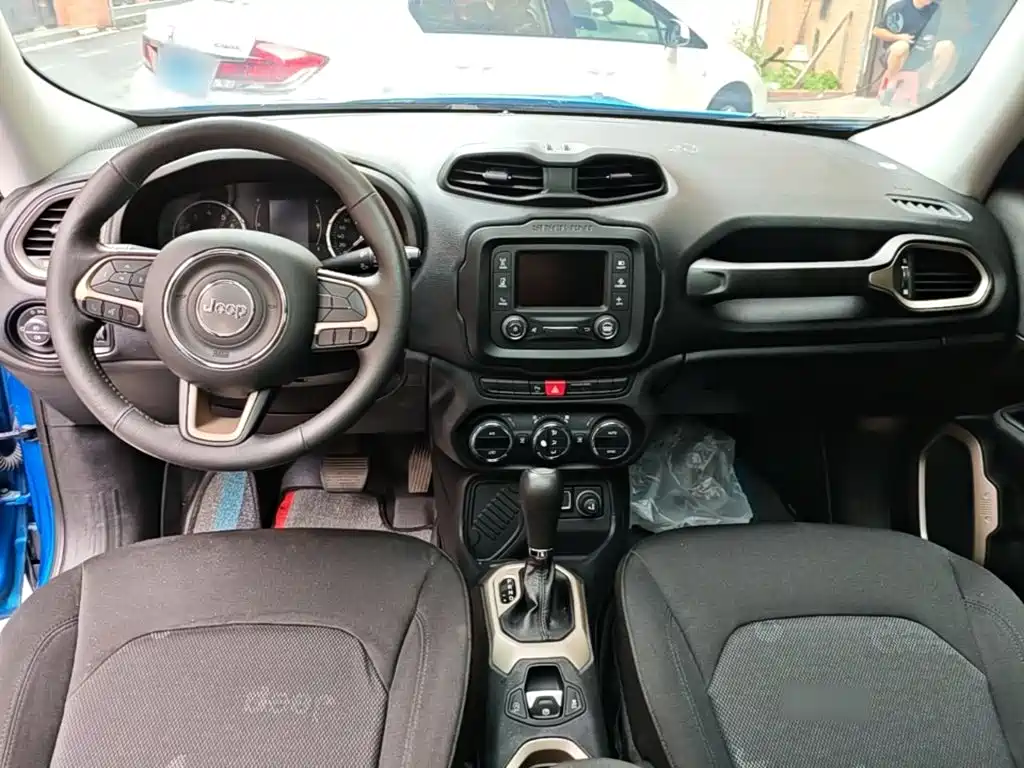 Jeep Renegade 2018 — фото 10