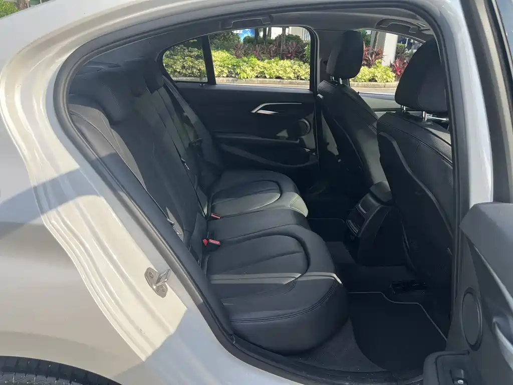 BMW 1 Series 2018 — фото 11
