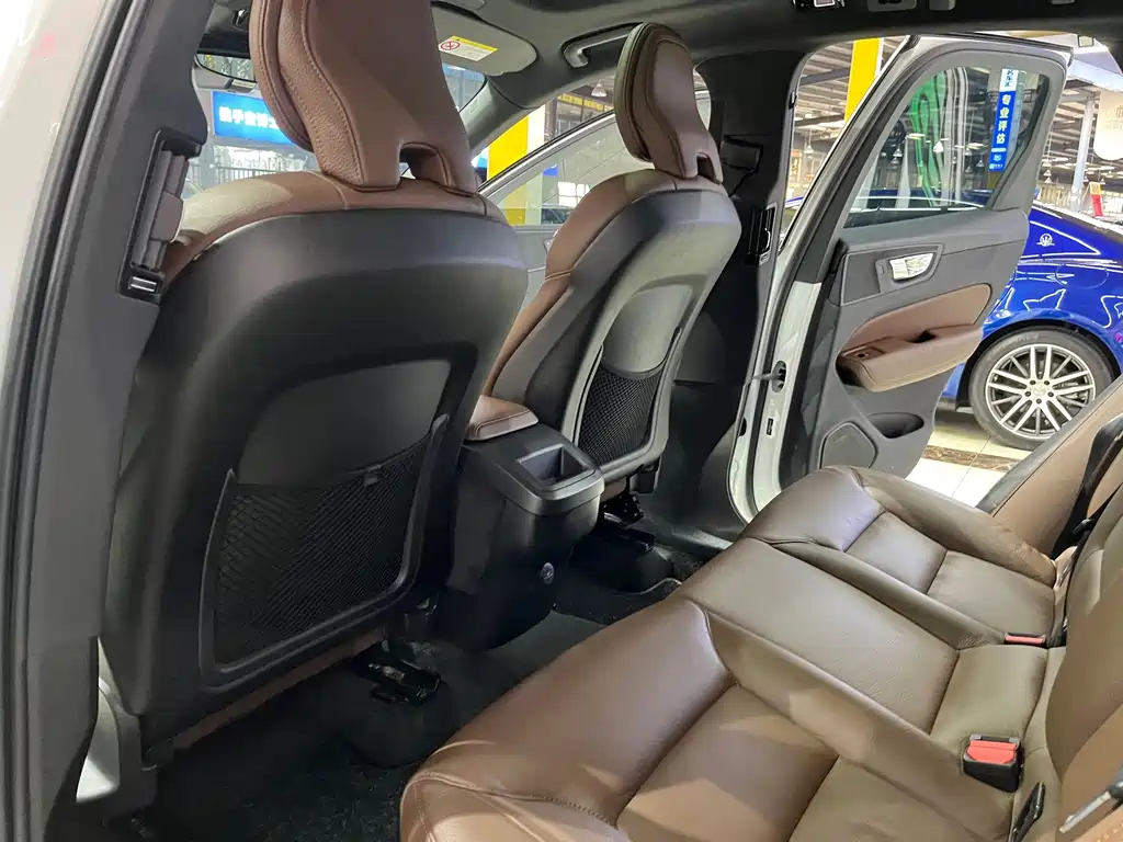 Volvo XC60 2023 — фото 11