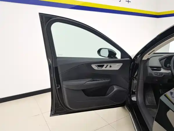 Hongqi E-QM5 2025