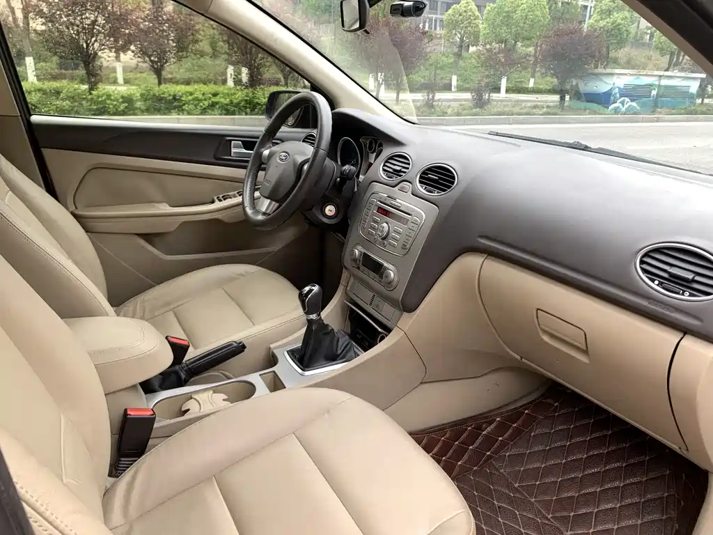 Ford Focus 2013 — фото 10