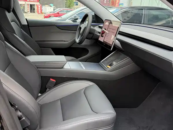 Tesla Model Y 2025