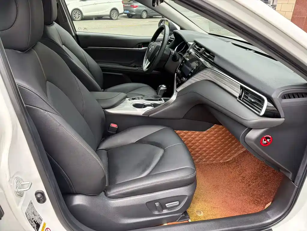 Toyota Camry 2018 — фото 10