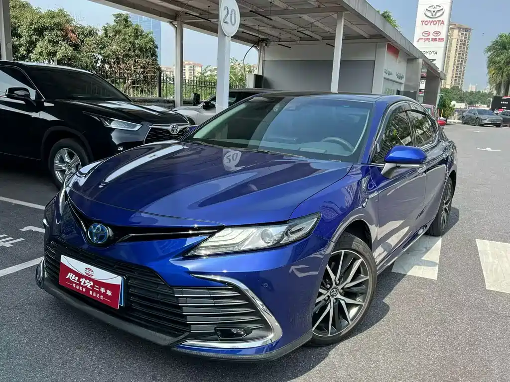 Toyota Camry 2022 — фото 1