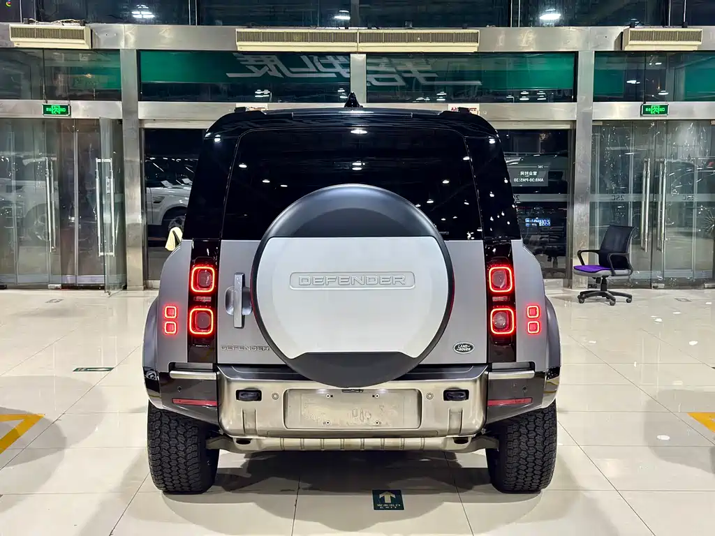 Land Rover Defender 2022 — фото 11