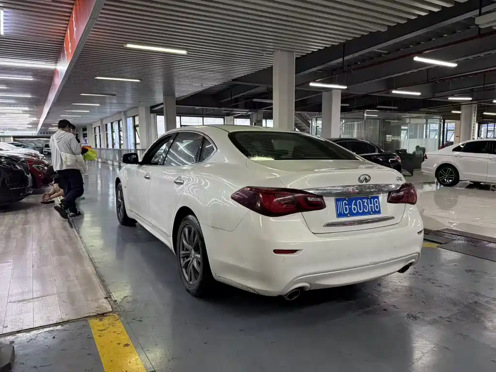 Infiniti Q70 2016