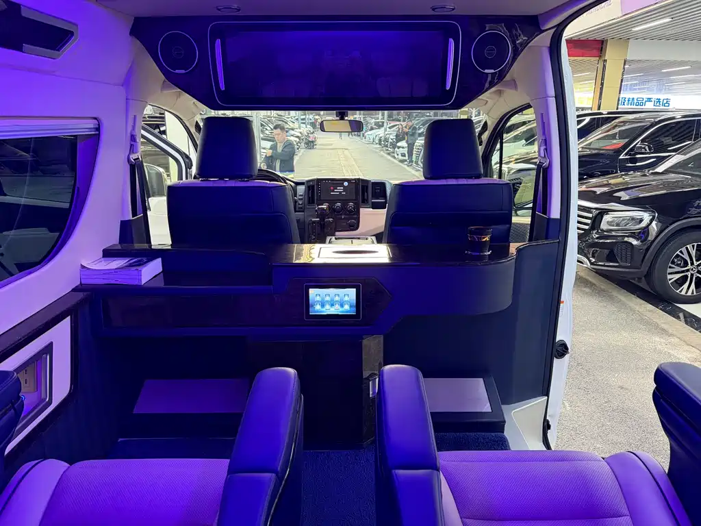 Toyota Hiace 2023 — фото 12