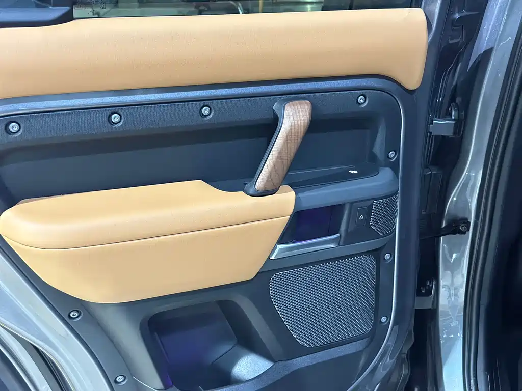 Land Rover Defender 2022 — фото 32