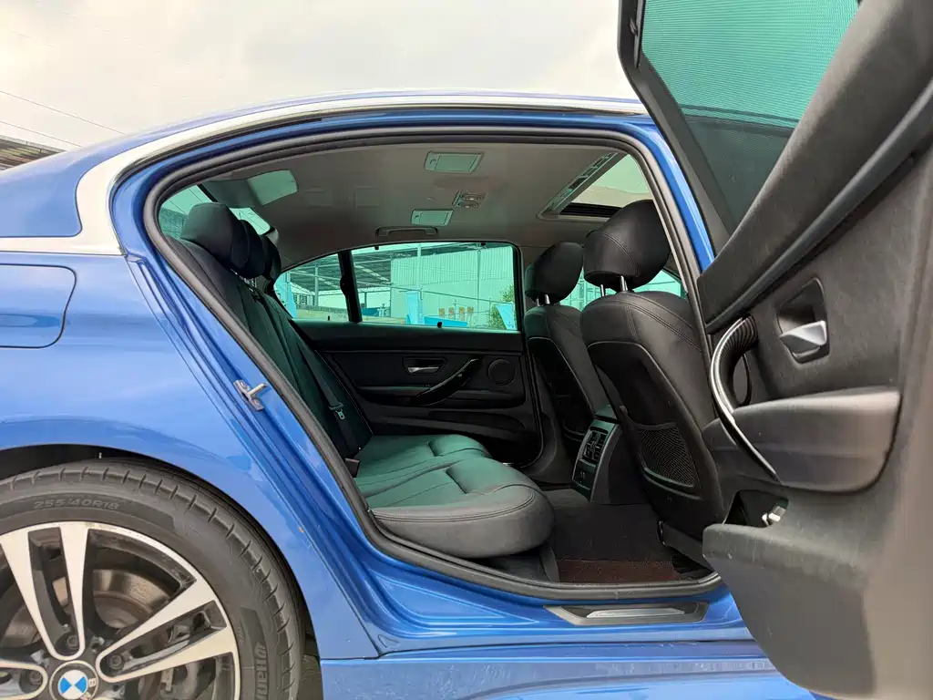 BMW 3 Series 2018 — фото 16