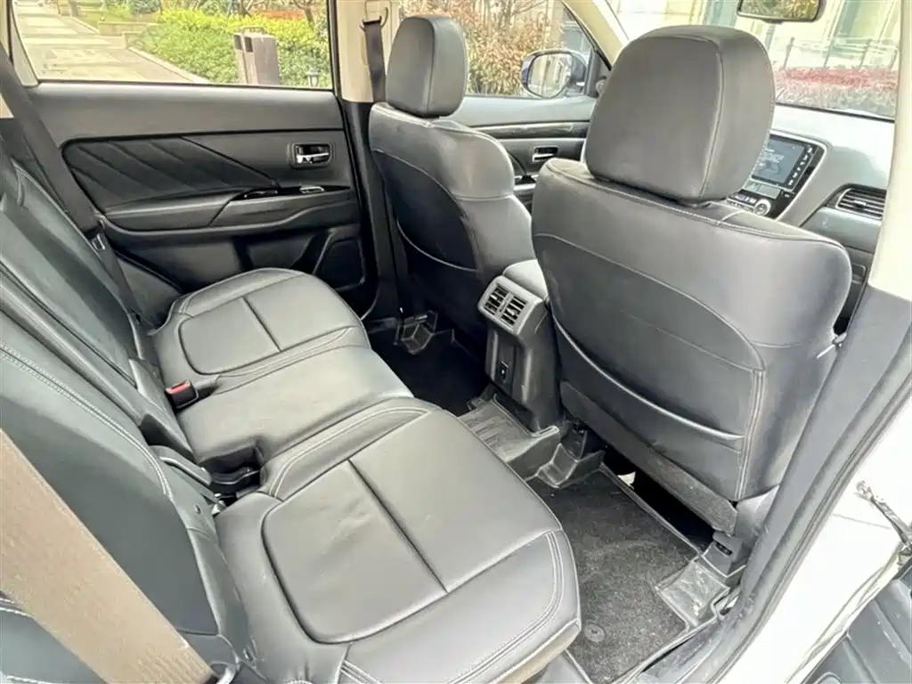 Mitsubishi Outlander 2021 — фото 19