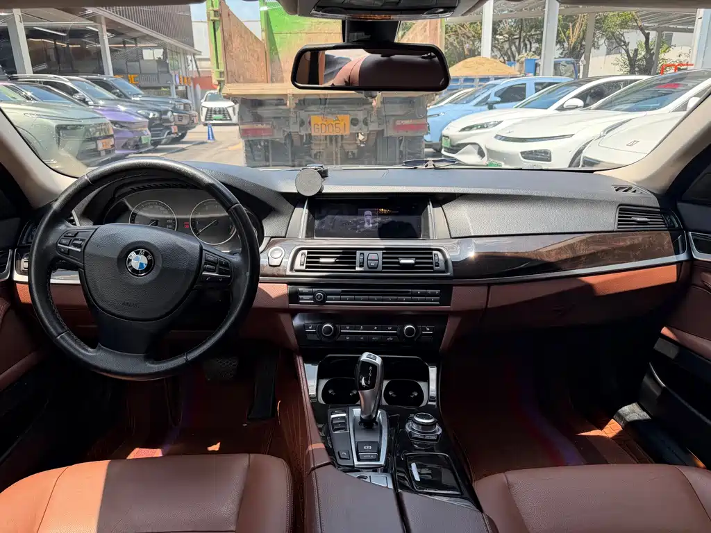 BMW 5 Series 2016 — фото 11