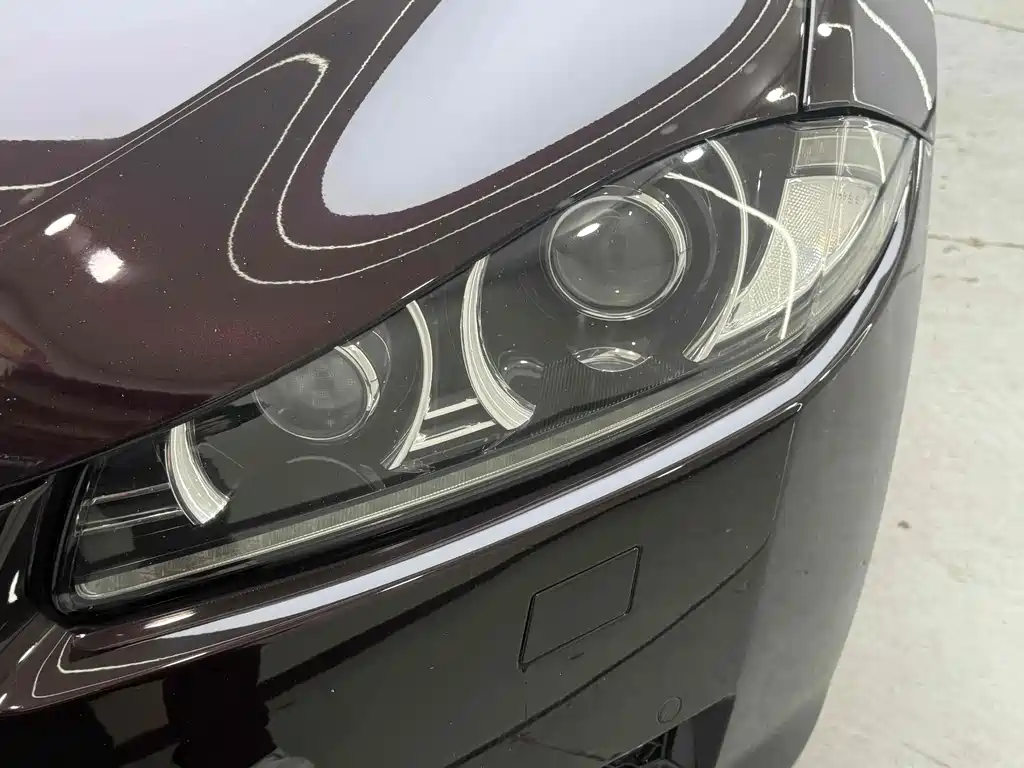 Jaguar XF 2014 — фото 25