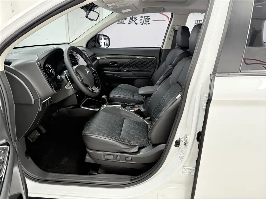 Mitsubishi Outlander 2020 — фото 7