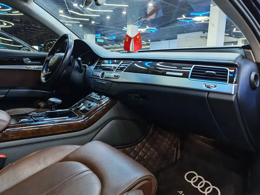 Audi A8 2017 — фото 21