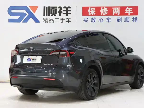 Tesla Model Y 2025