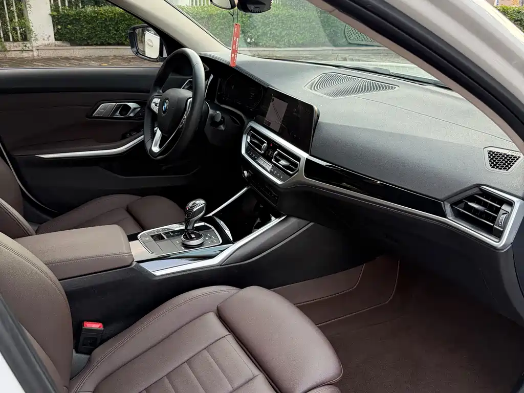 BMW 3 Series 2019 — фото 10