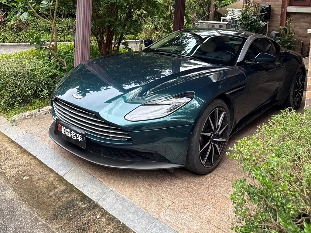 Aston Martin DB11 2020 — фото 1