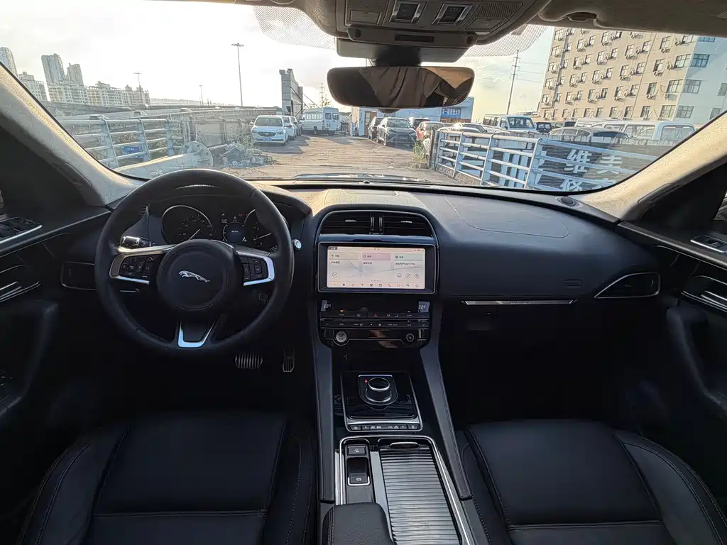 Jaguar F-PACE 2019 — фото 10