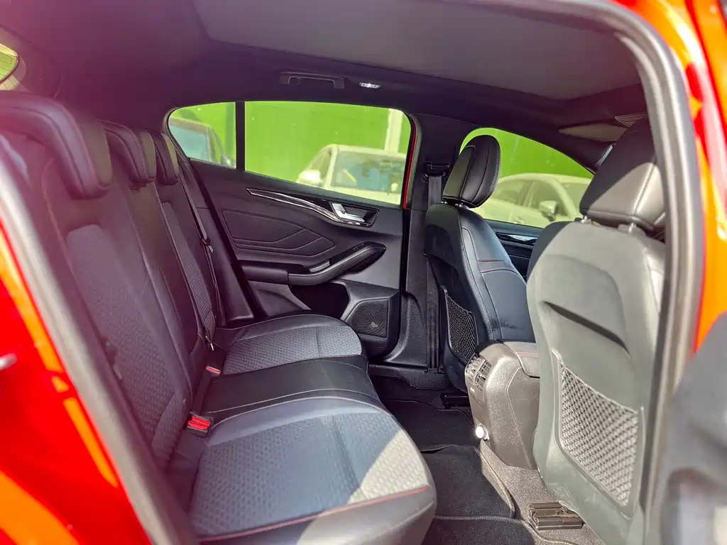 Ford Focus 2019 — фото 11