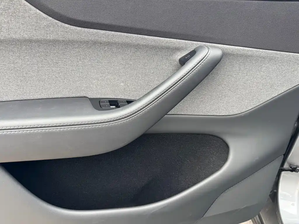 Tesla Model Y 2025 — фото 13