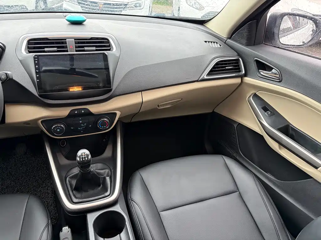 Ford Escort 2015 — фото 11