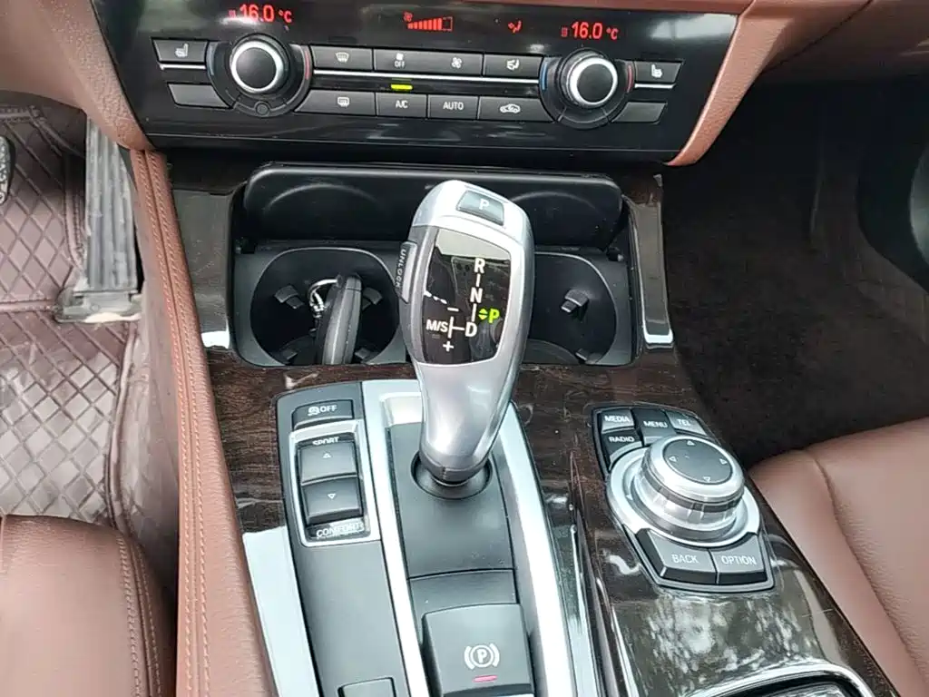 BMW 5 Series 2017 — фото 14