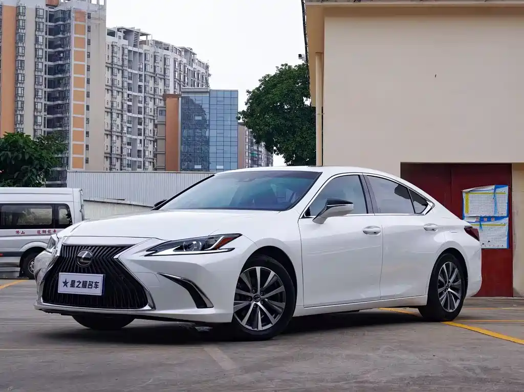 Lexus ES 2020 — фото 1