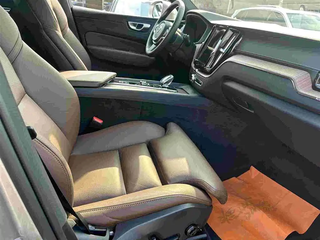 Volvo XC60 2023 — фото 7