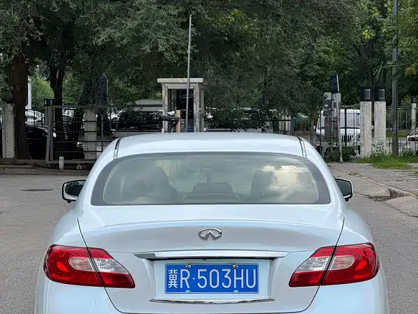 Infiniti Q70 2015