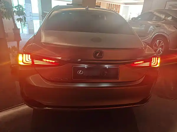 Lexus ES 2022