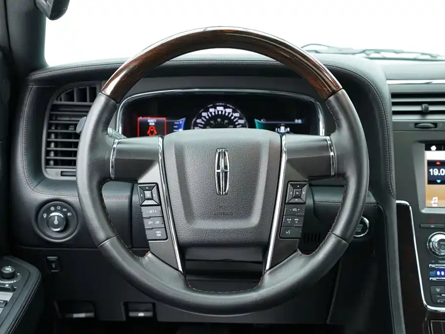 Lincoln Navigator 2018 — фото 23