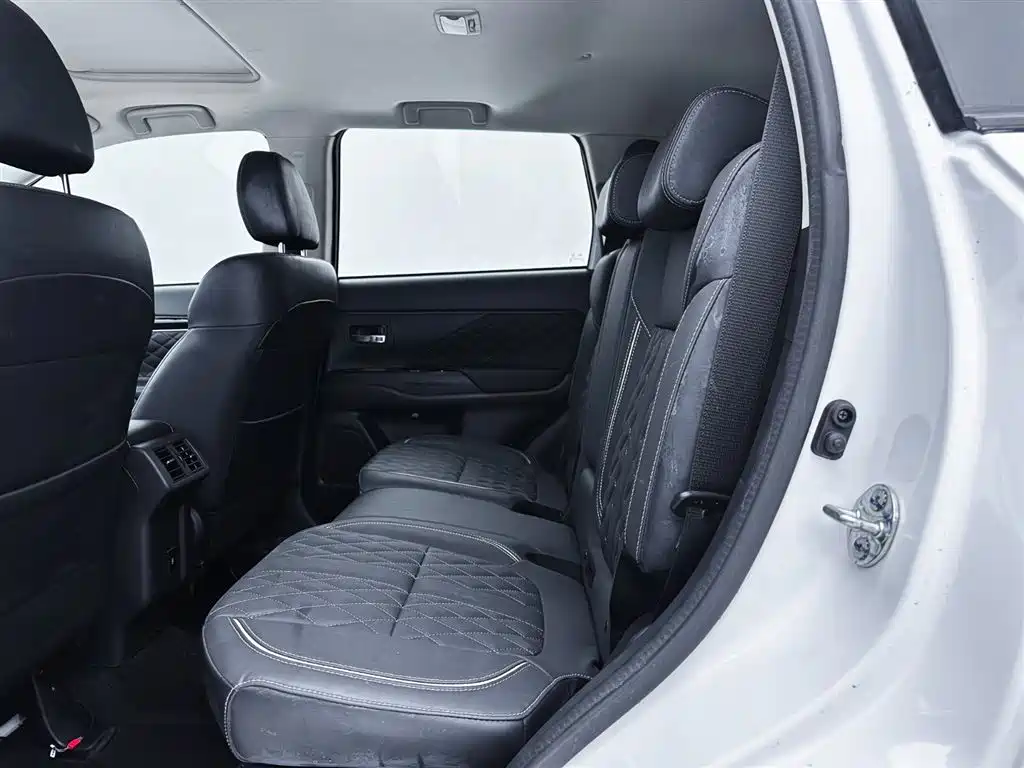 Mitsubishi Outlander 2021 — фото 13
