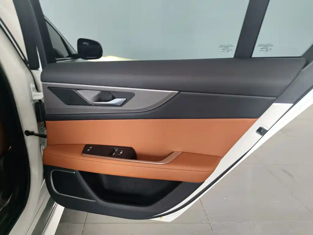 Jaguar XEL 2023 — фото 18