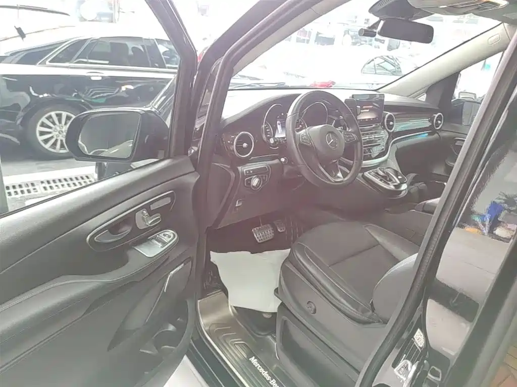 Mercedes-Benz V-Class 2020 — фото 16