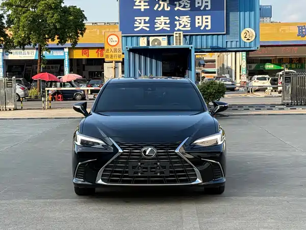 Lexus ES 2025