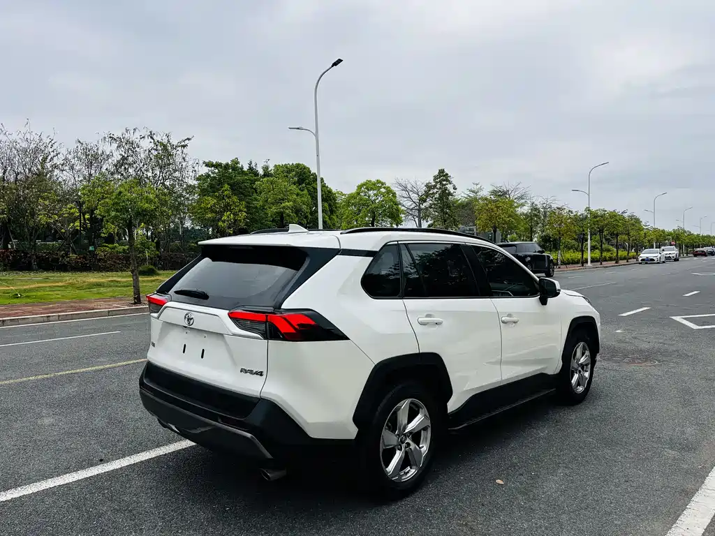 Toyota RAV4 2020 — фото 22