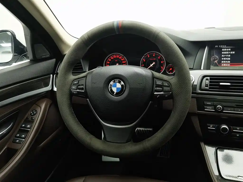 BMW 5 Series 2017 — фото 11