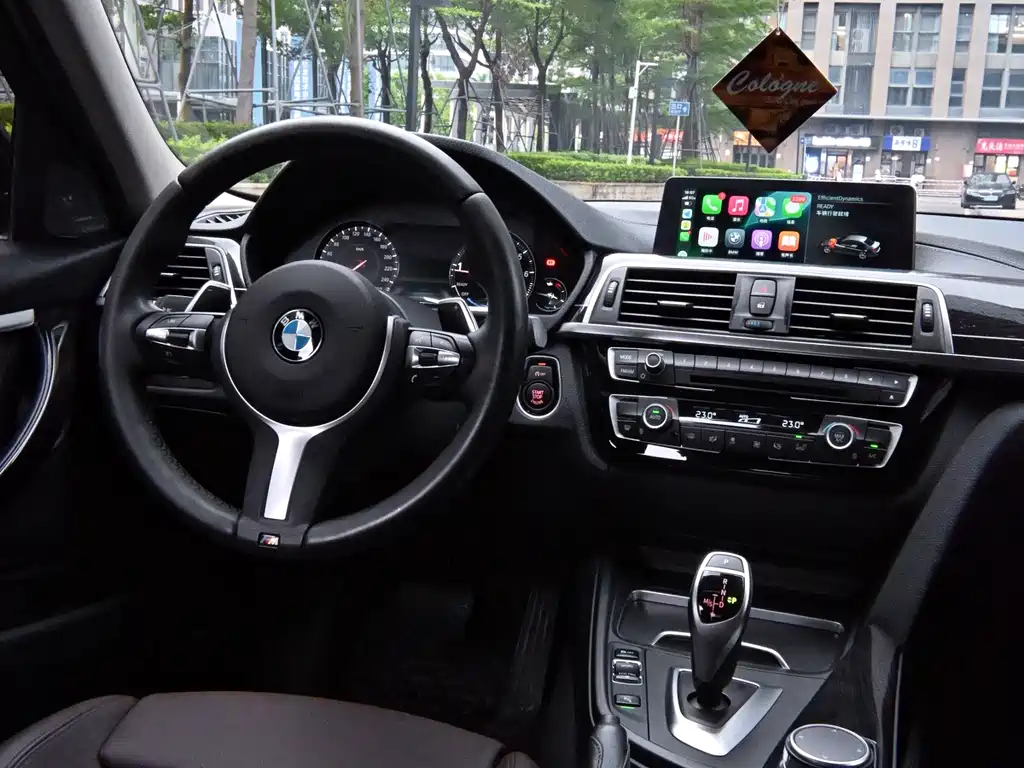 BMW 3 Series 2019 — фото 30