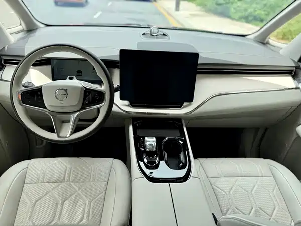 Volvo EM90 2026