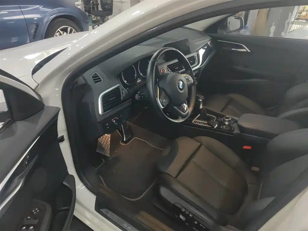 BMW 1 Series 2017 — фото 16