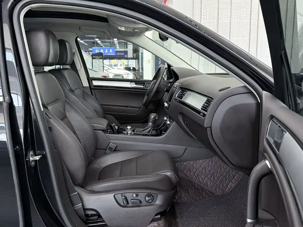 Volkswagen Touareg 2018 — фото 11